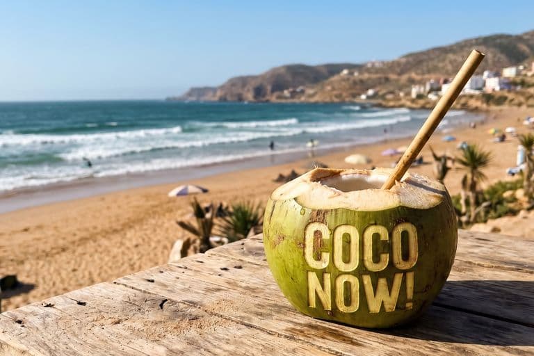 Noix de coco COCO NOW! face à la plage